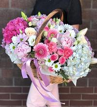 Композиция солнечный день в Сосновом Бору Цветочная композиция из Розы, Хризантемы, Пионы и Лизиантусы в корзине в Сосновом Бору