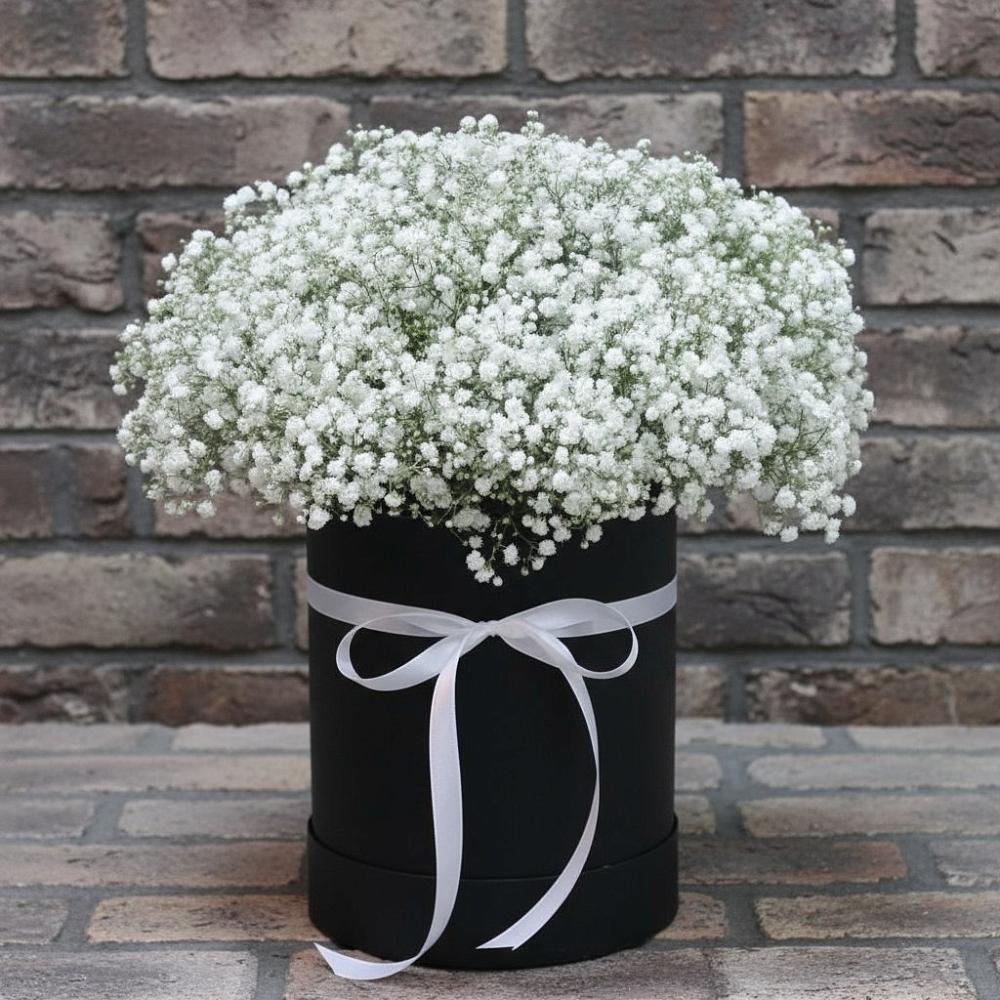 Цветочная композиция из Гипсофила в шляпной коробке в Сосновом Бору