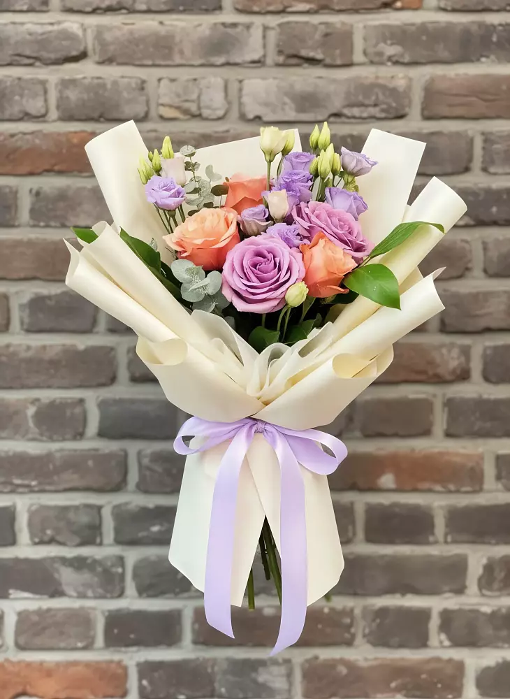 Букет цветов из: Лизиантусы и Розы в Сосновом Бору