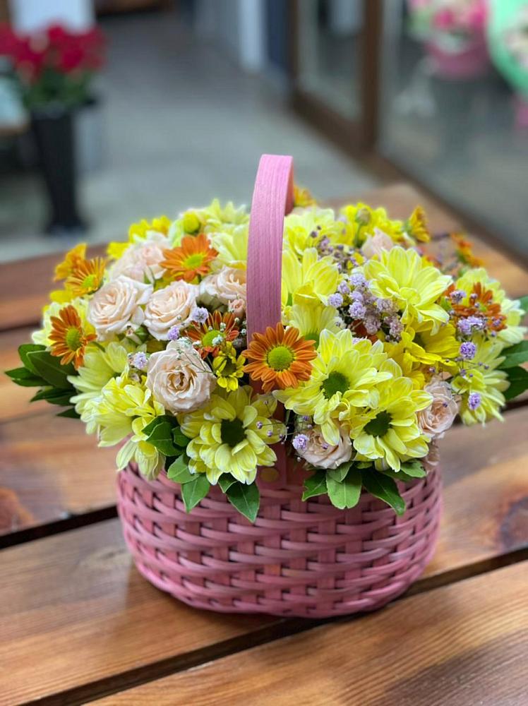 Цветочная композиция из Хризантемы и Розы в корзине в Сосновом Бору