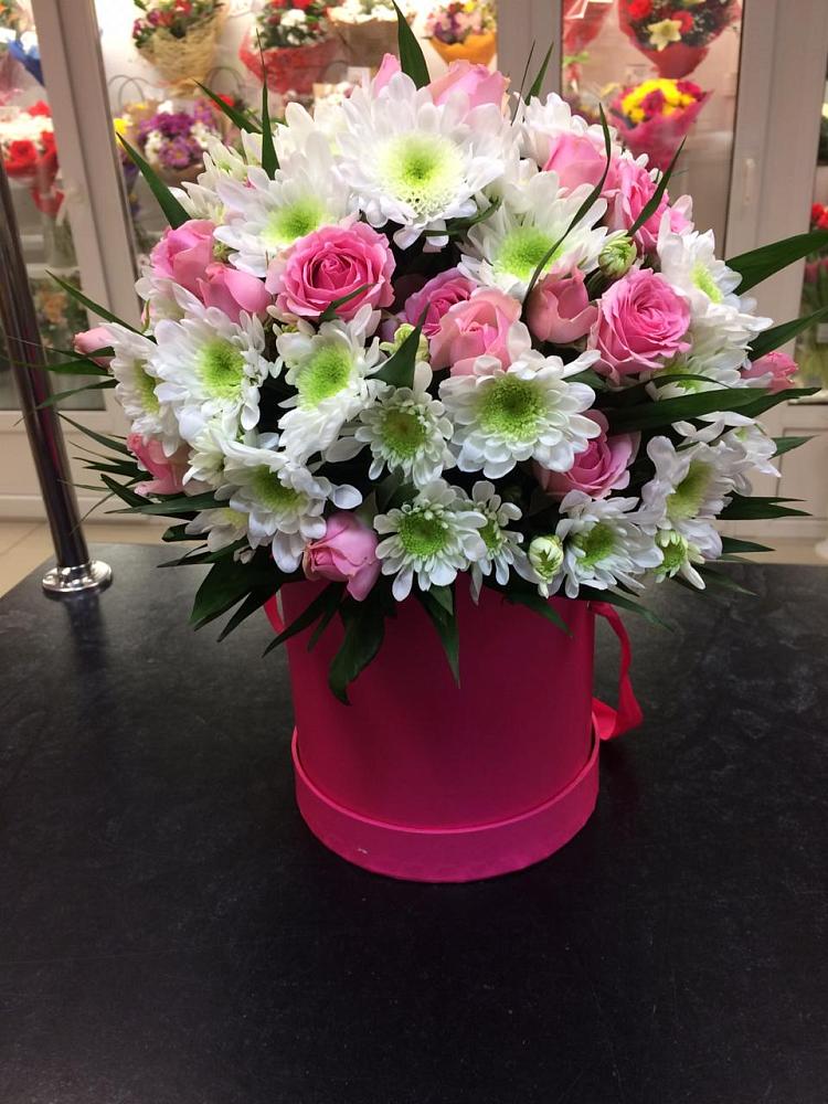 Цветочная композиция из Розы и Хризантемы в шляпной коробке в Сосновом Бору