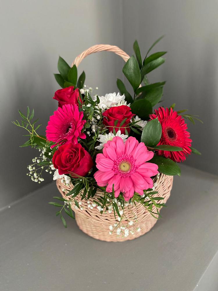 Цветочная композиция из Розы, Хризантемы и Герберы в корзине в Сосновом Бору