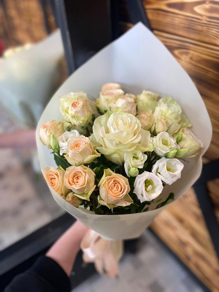 Букет цветов из: Розы и Лизиантусы в Сосновом Бору