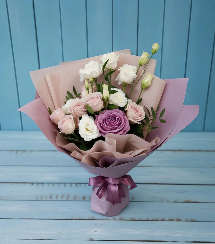 Букет цветов из: Розы и Лизиантусы в Сосновом Бору